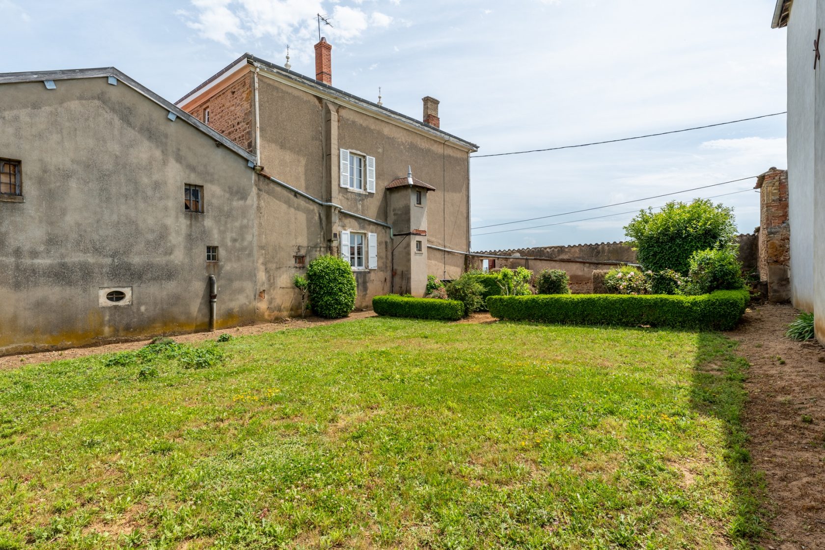 Elégant domaine viticole du XIXème avec dépendances et jardin.