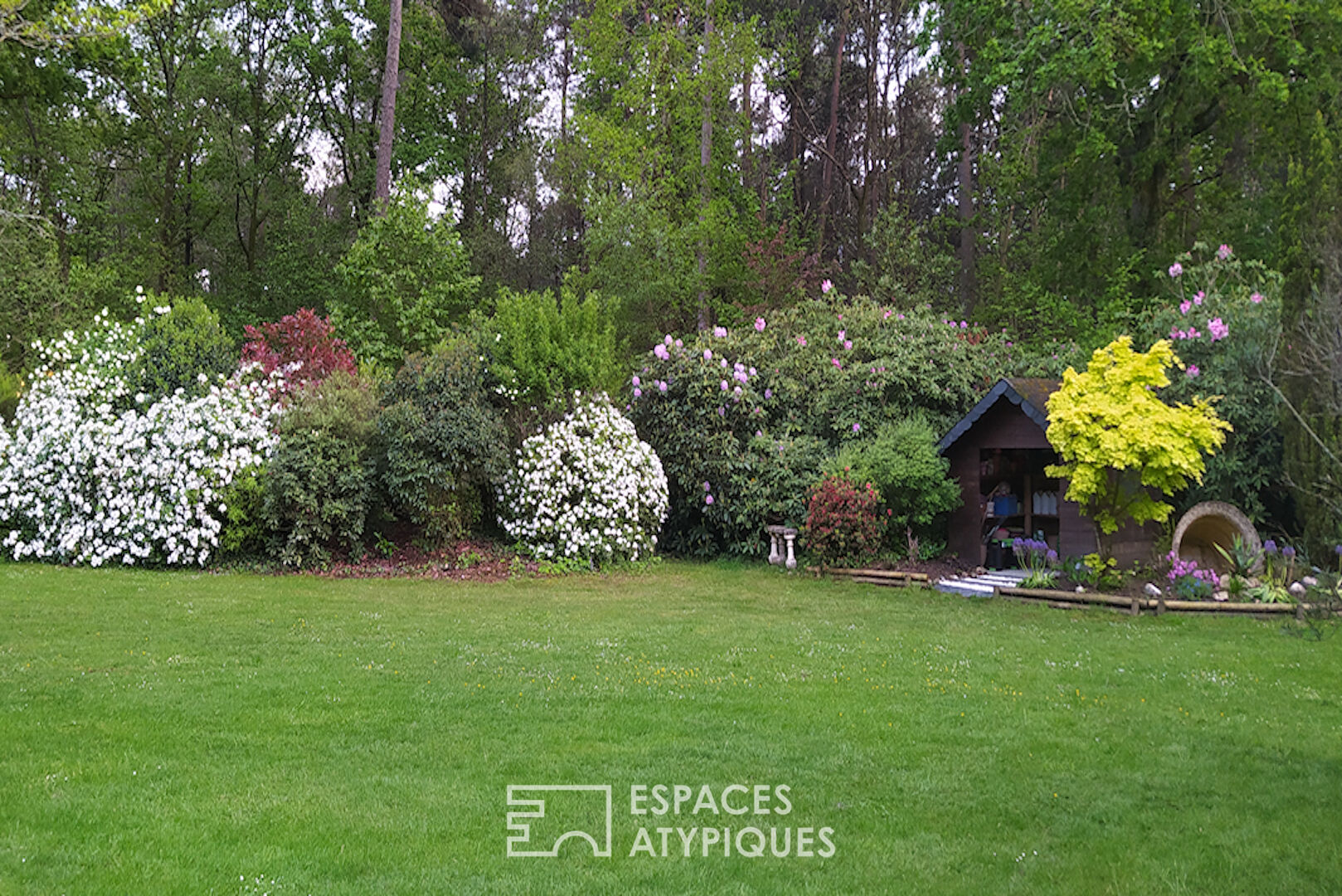 Maison de plain-pied et son jardin bucolique