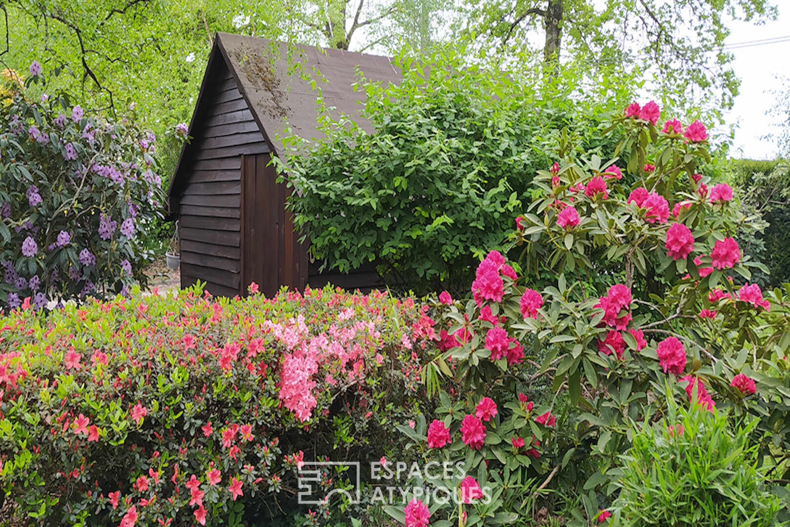 Maison de plain-pied et son jardin bucolique