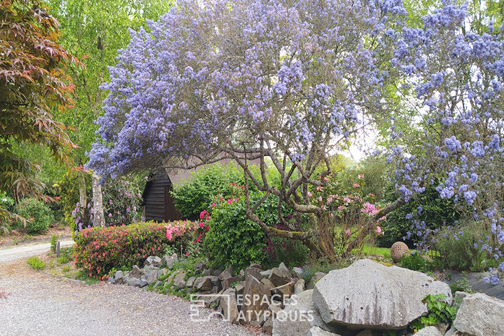 Maison de plain-pied et son jardin bucolique