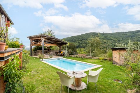 Maison en pierre nichée au coeur d’un hameau du Beaujolais