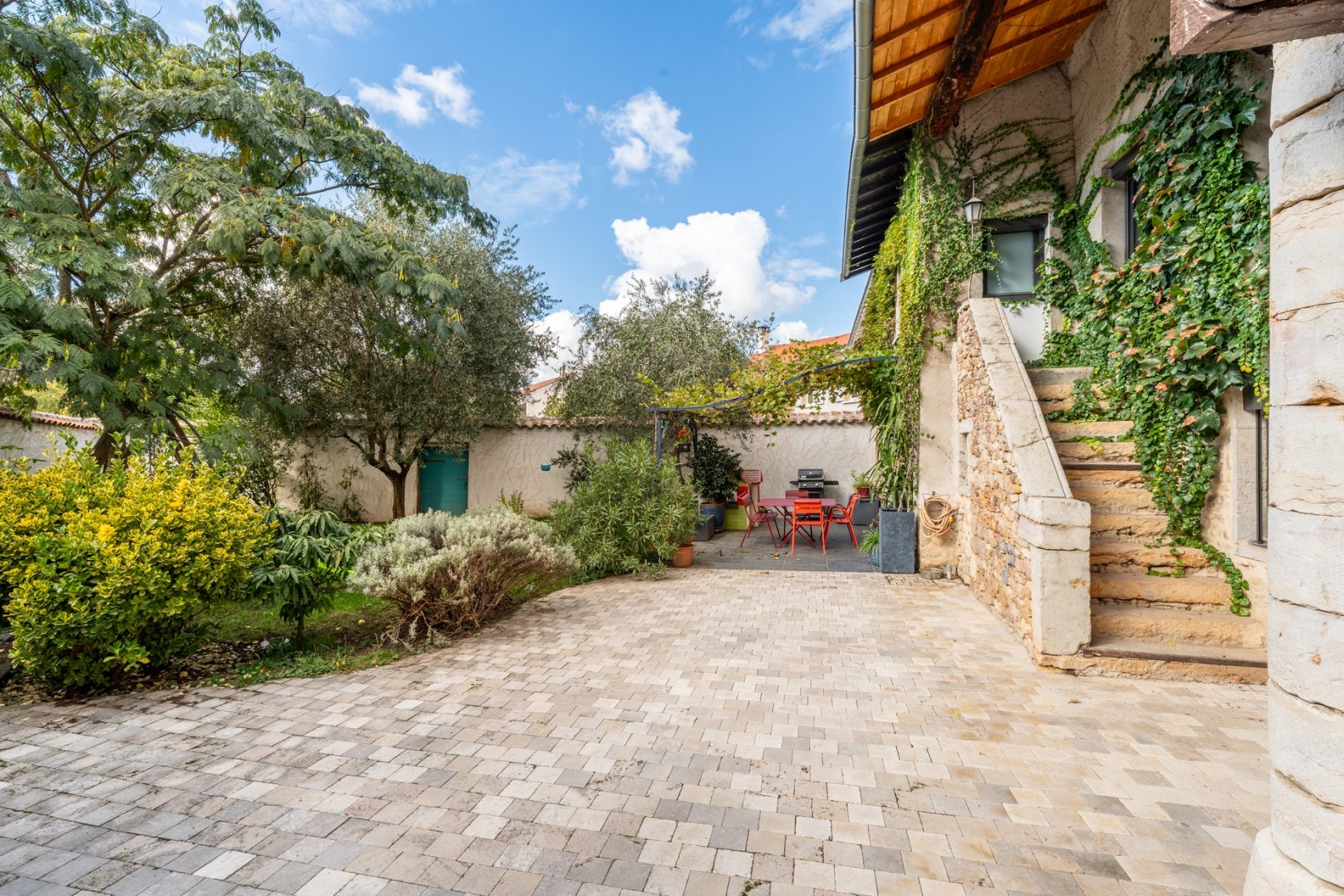 Character house in the center of Chasselay