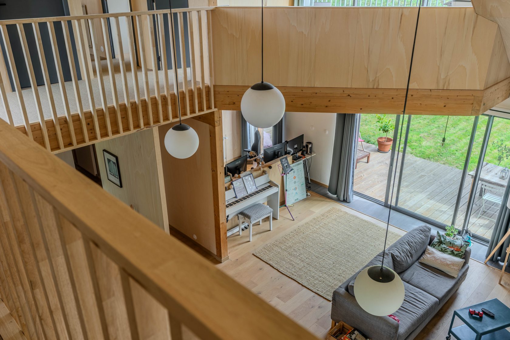 Superbe maison d’architecte en bois et son étang partagé