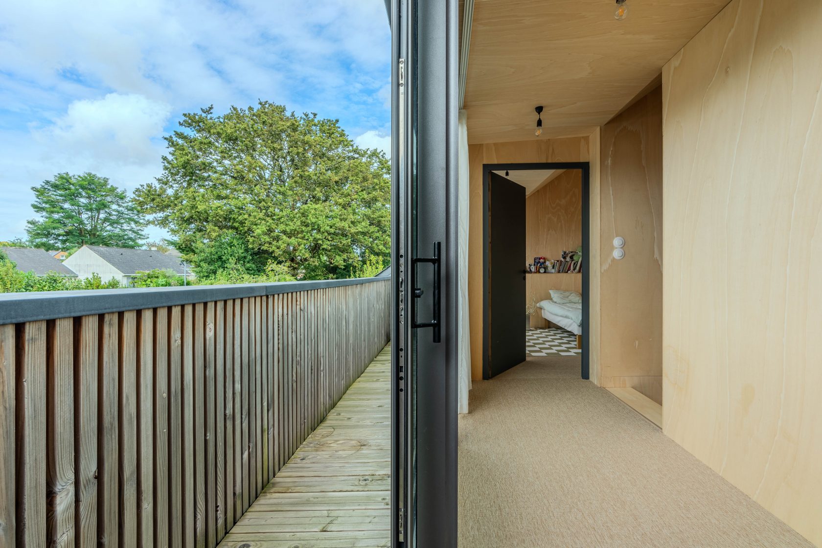 Superbe maison d’architecte en bois et son étang partagé