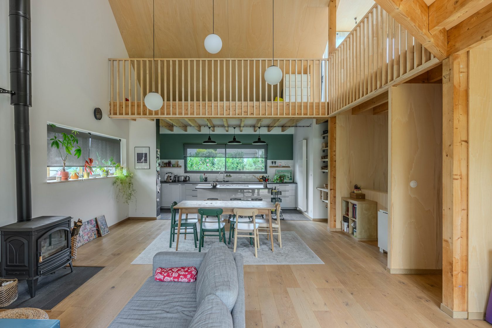 Superbe maison d’architecte en bois et son étang partagé