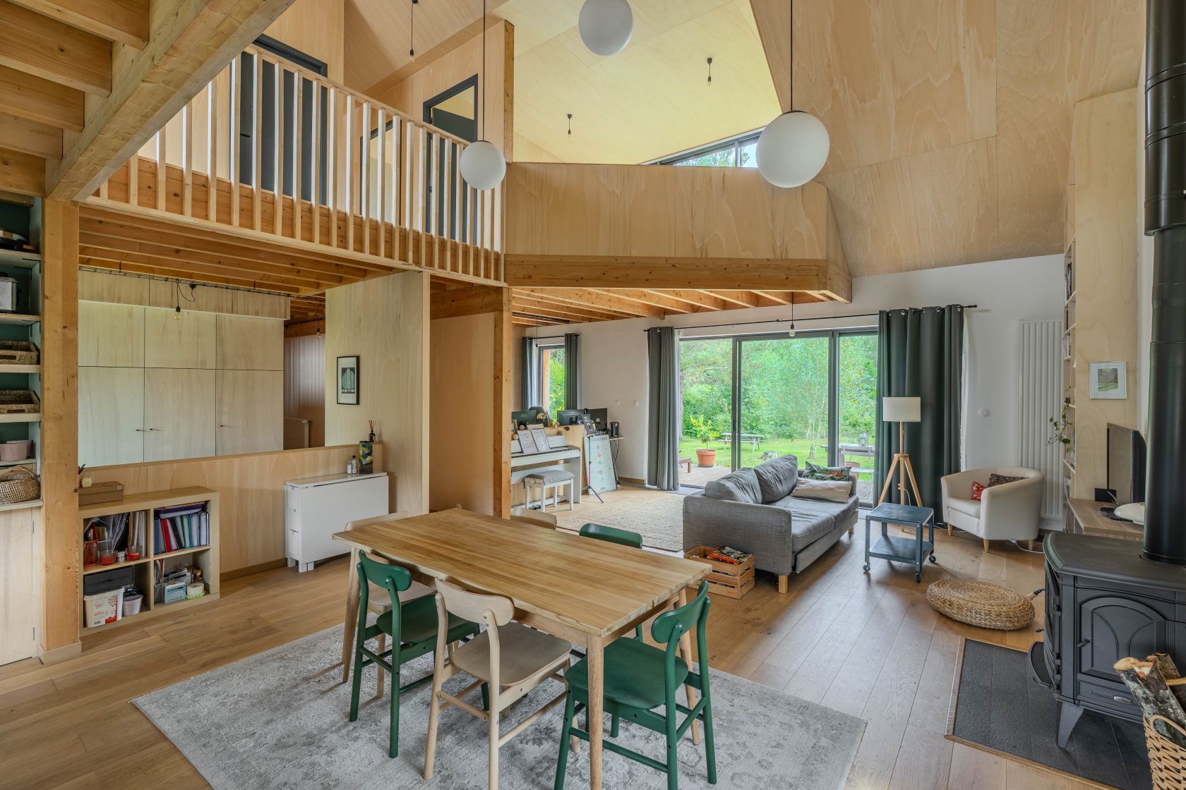 Superbe maison d’architecte en bois et son étang partagé