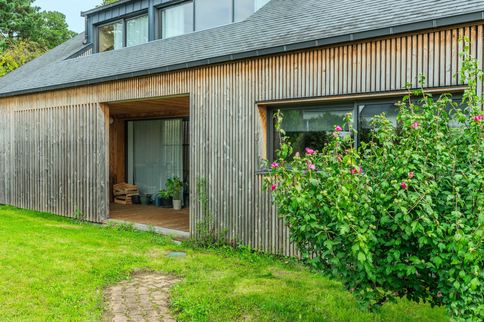 Superbe maison d’architecte en bois et son étang partagé