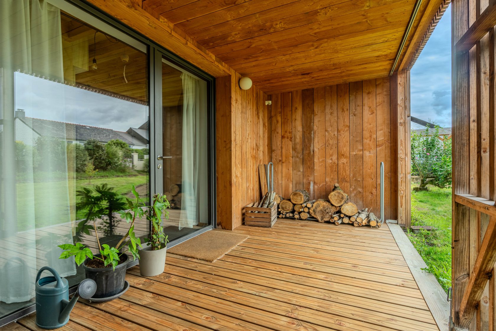 Superbe maison d’architecte en bois et son étang partagé