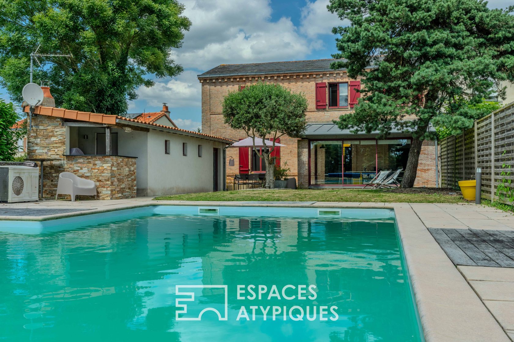 Spacieuse maison familiale avec piscine alliant charme et modernité