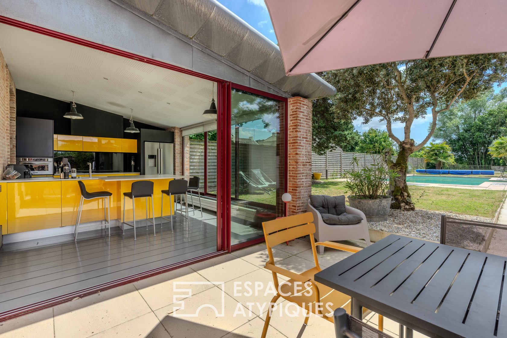 Spacieuse maison familiale avec piscine alliant charme et modernité