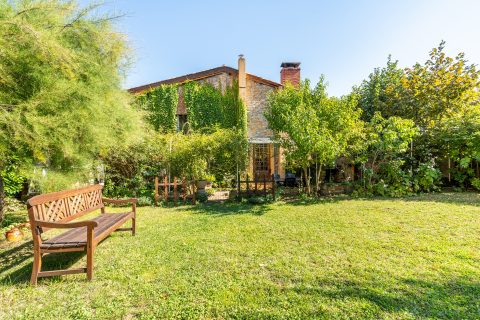 Maison de village du XVIème Siècle en Pierres Dorées avec jardin