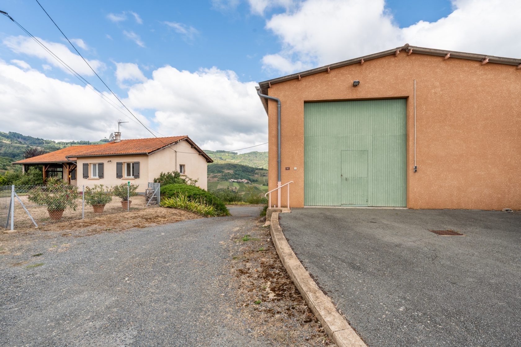 Maison avec dépendances et vue imprenable sur le Beaujolais vert