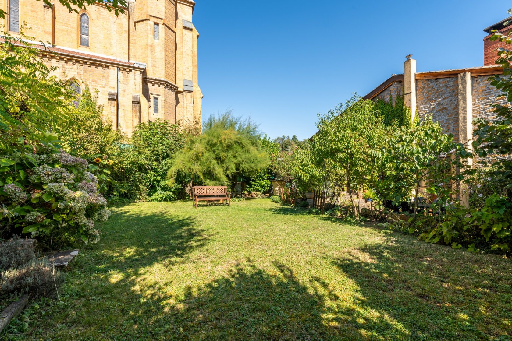 Maison de village du XVIème Siècle en Pierres Dorées avec jardin