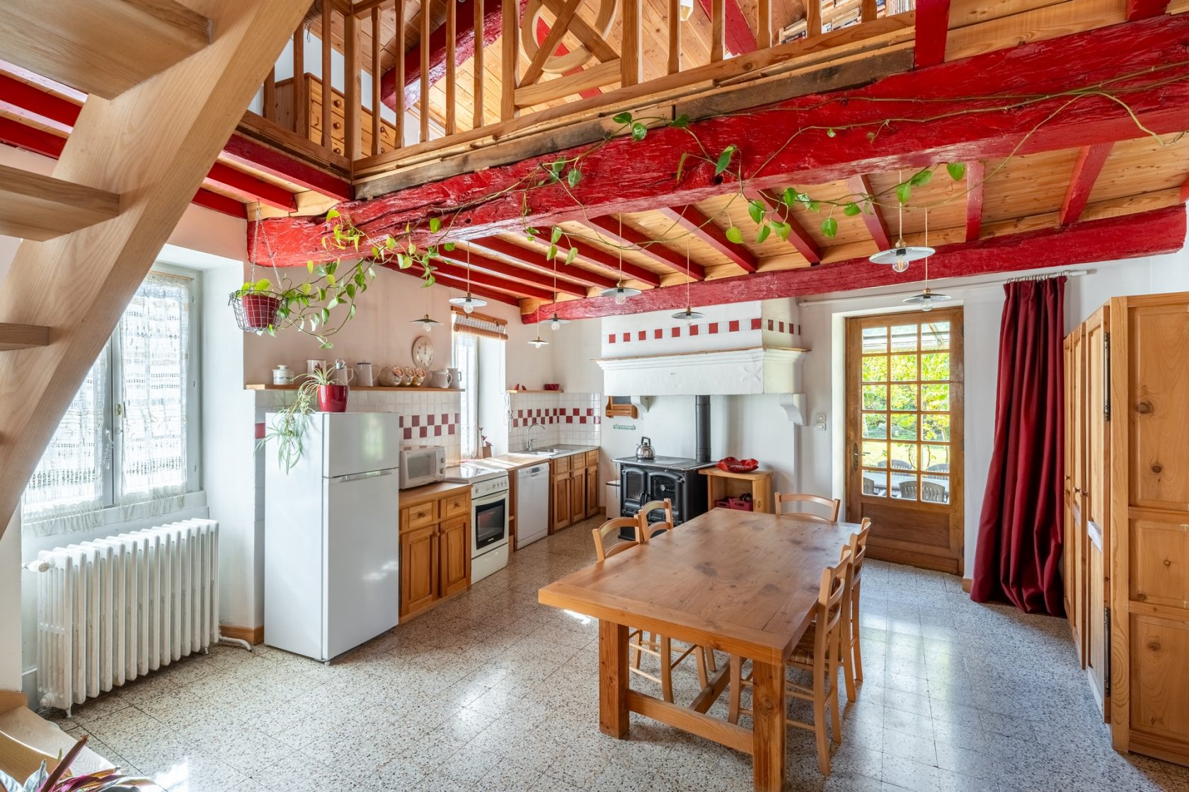 Maison de village du XVIème Siècle en Pierres Dorées avec jardin