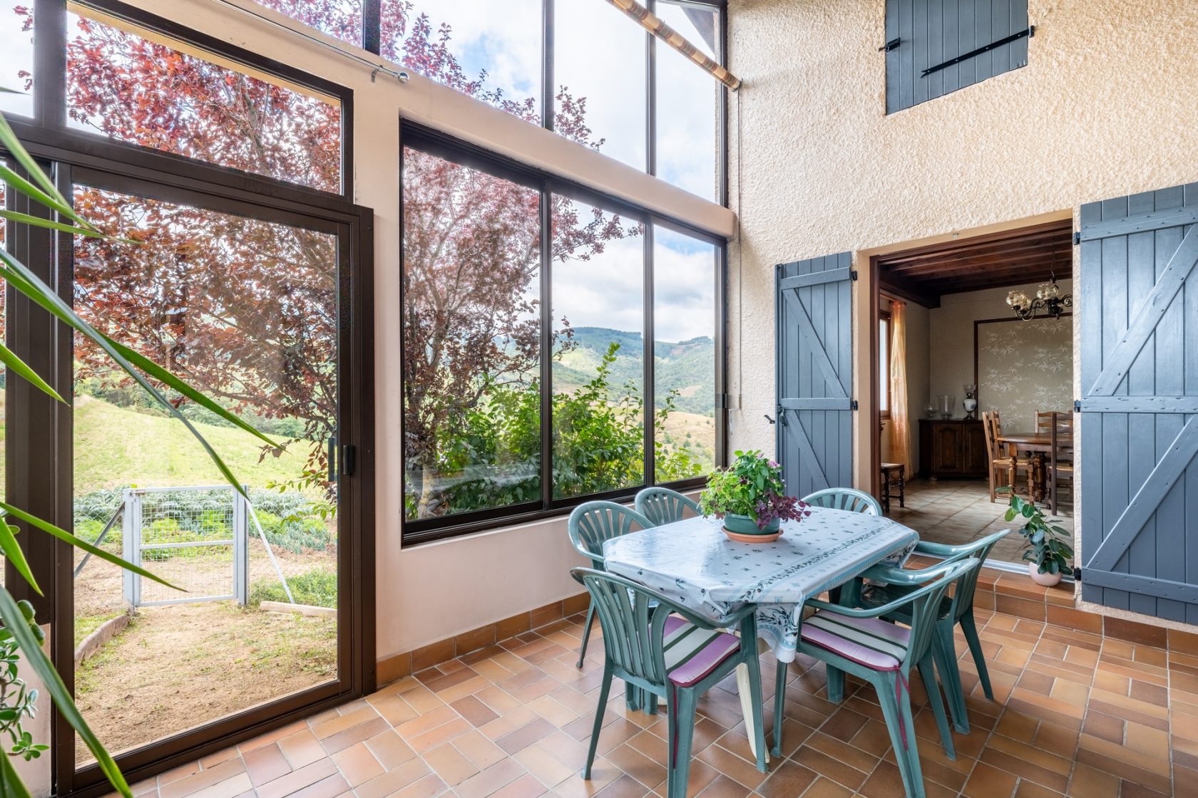 Maison avec dépendances et vue imprenable sur le Beaujolais vert