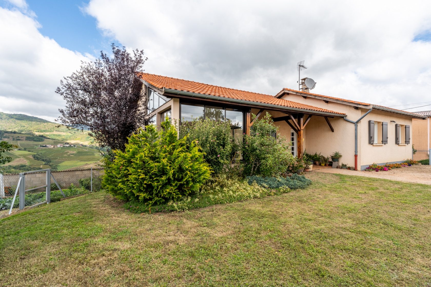 Maison avec dépendances et vue imprenable sur le Beaujolais vert