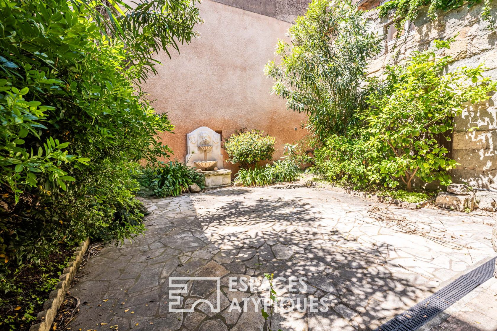 Winegrower’s house with courtyard and terraces in the heart of Marseillan