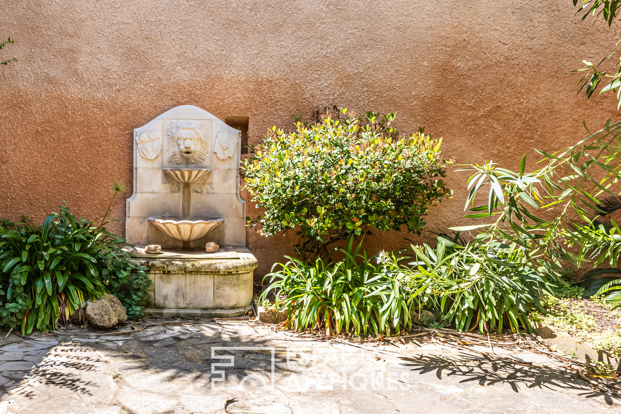 Maison vigneronne avec cour et terrasses dans le coeur de Marseillan