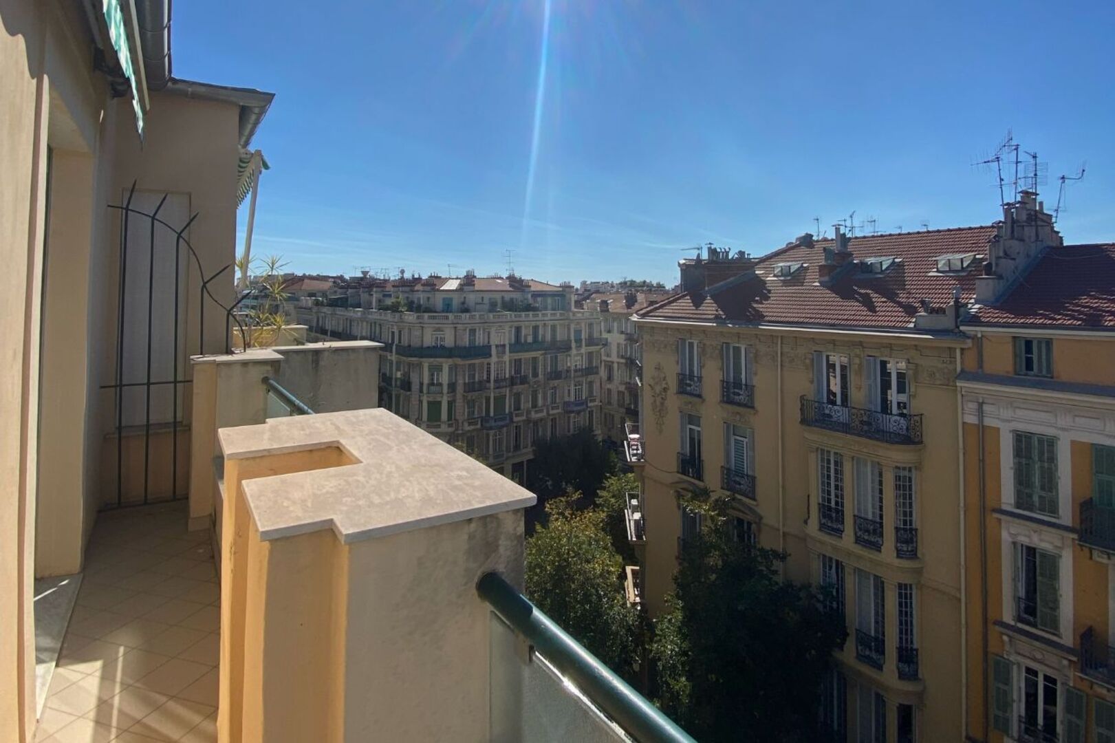 Bourgeois apartment Carré d’Or top floor