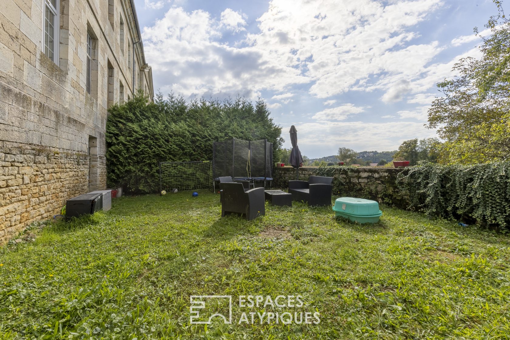 Atypical loft with garden in a historic building