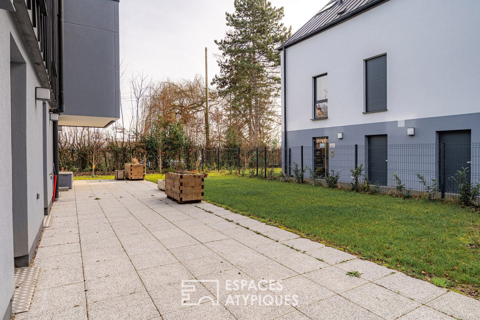 Contemporary garden apartment with top-of-the-range features