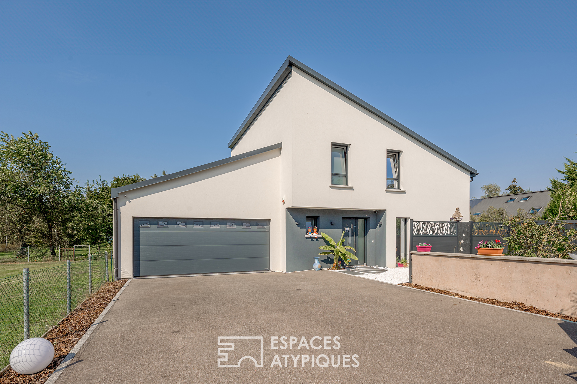 Maison d’architecte aux prestations soignées avec piscine et jardin