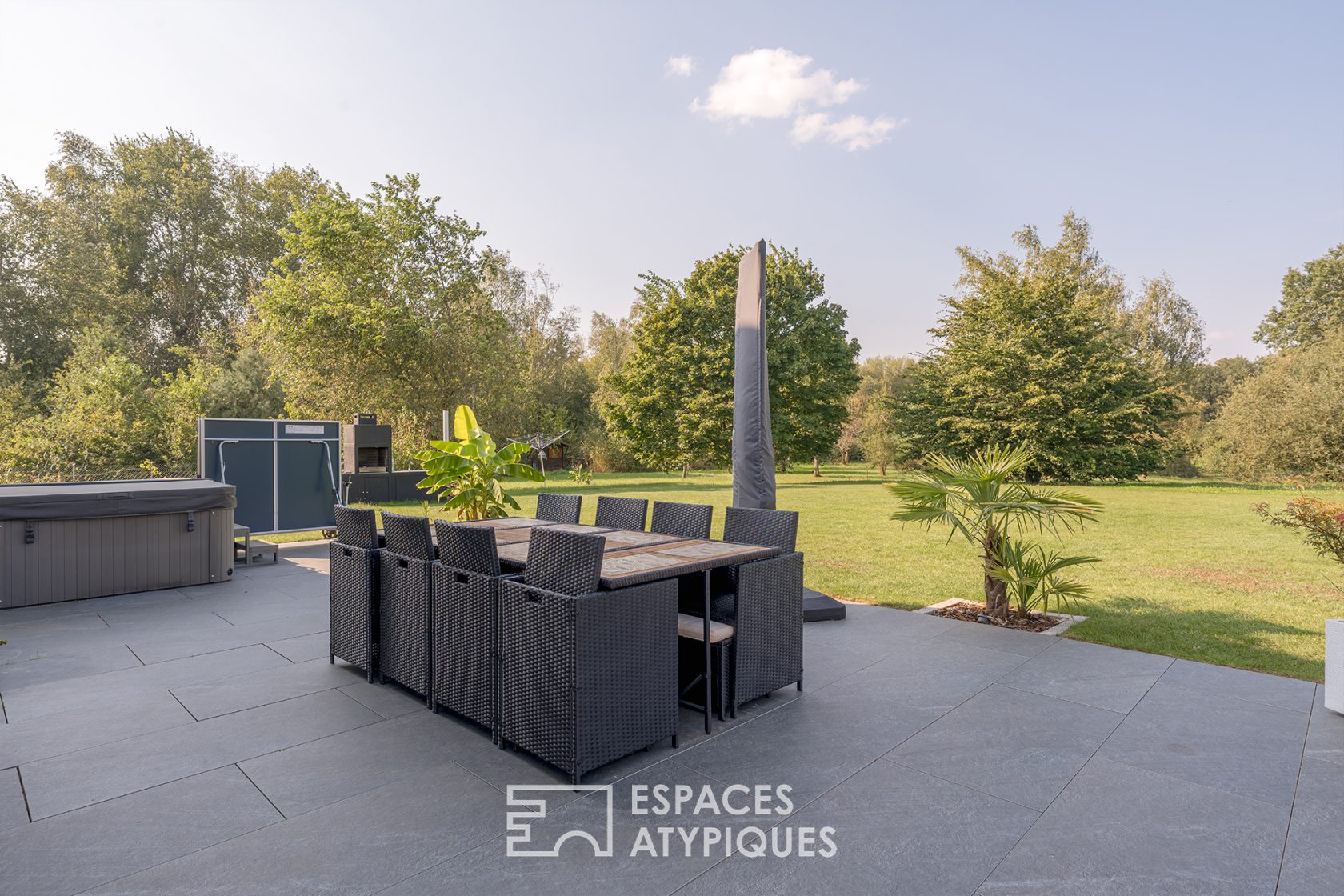 Maison d’architecte aux prestations soignées avec piscine et jardin