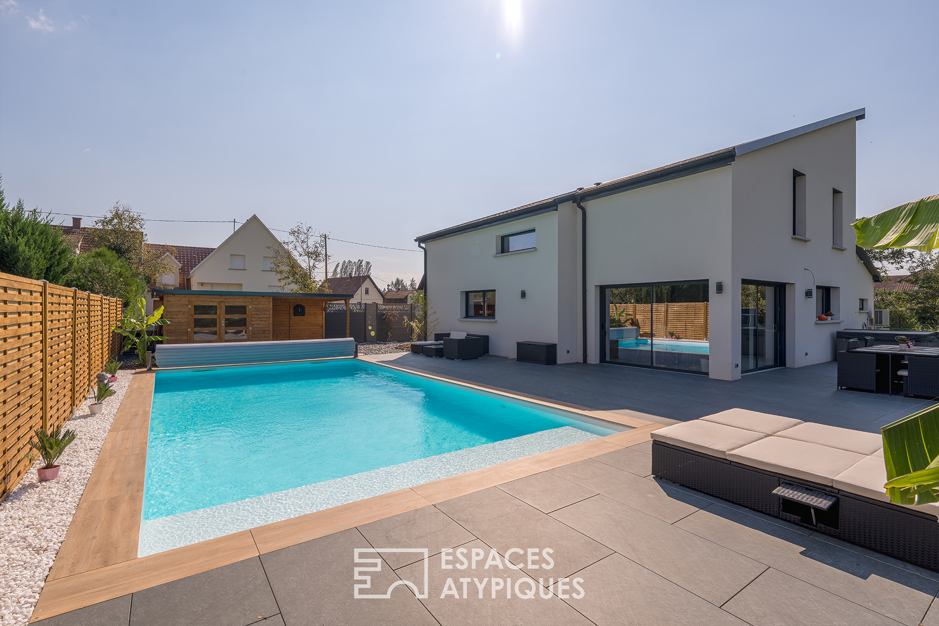 Architect-designed house with swimming pool and garden