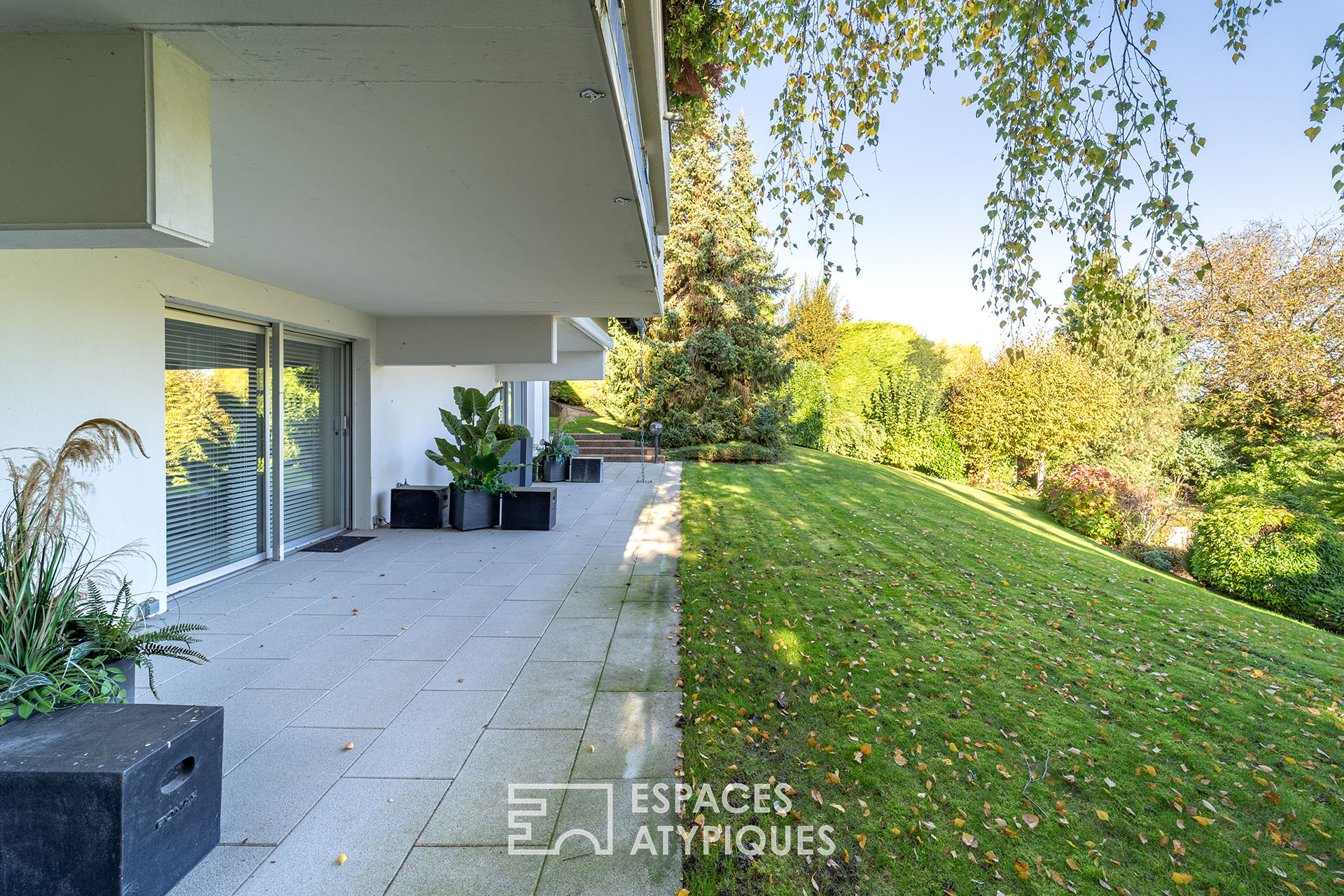 Villa d’architecte sur les hauteurs et son jardin avec piscine