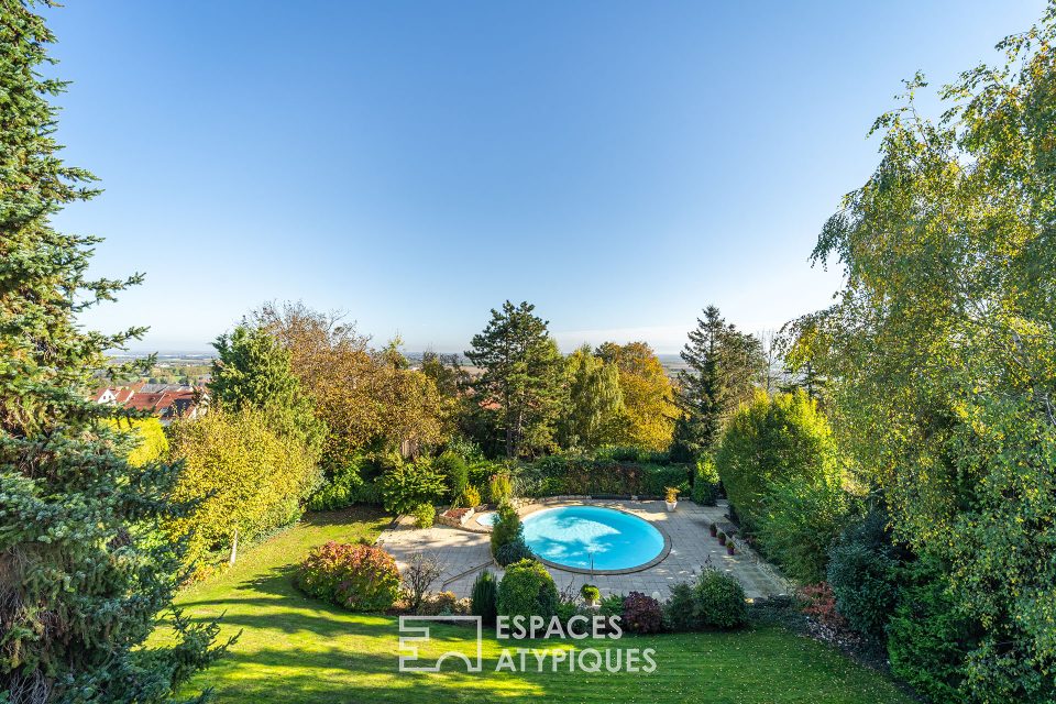 Villa d'architecte sur les hauteurs et son jardin avec piscine