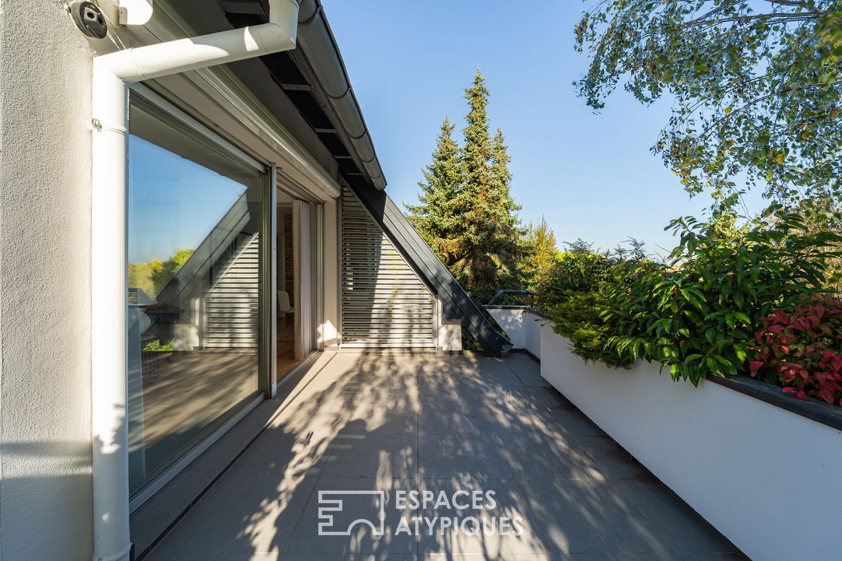 Villa d’architecte sur les hauteurs et son jardin avec piscine