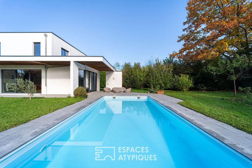 Villa contemporaine avec piscine dans son écrin de verdure