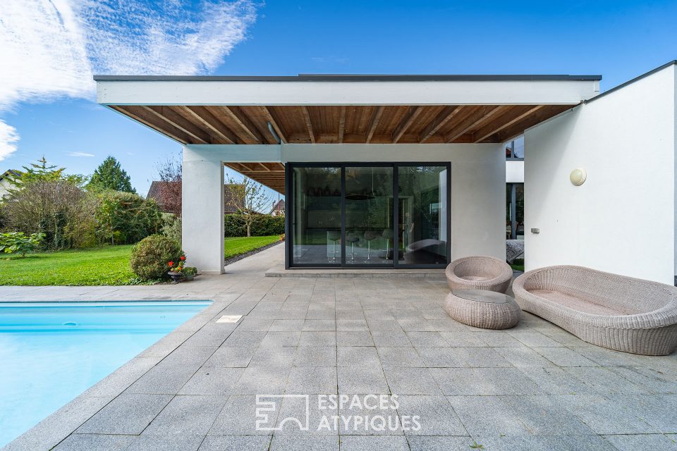 Villa contemporaine avec piscine dans son écrin de verdure