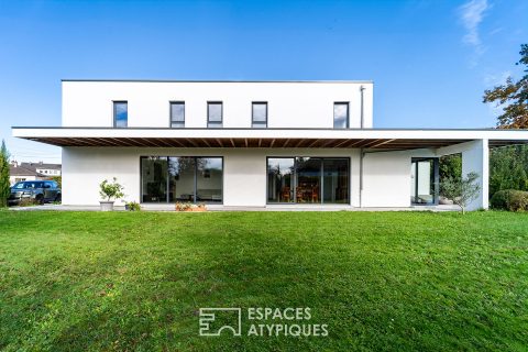 Villa contemporaine avec piscine dans son écrin de verdure