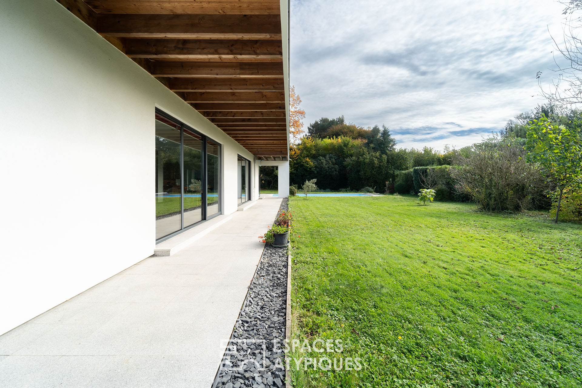 Villa contemporaine avec piscine dans son écrin de verdure