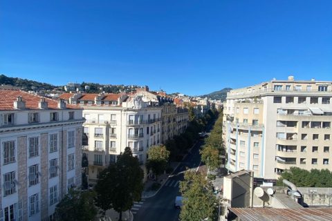 Bourgeois apartment Carré d’Or top floor