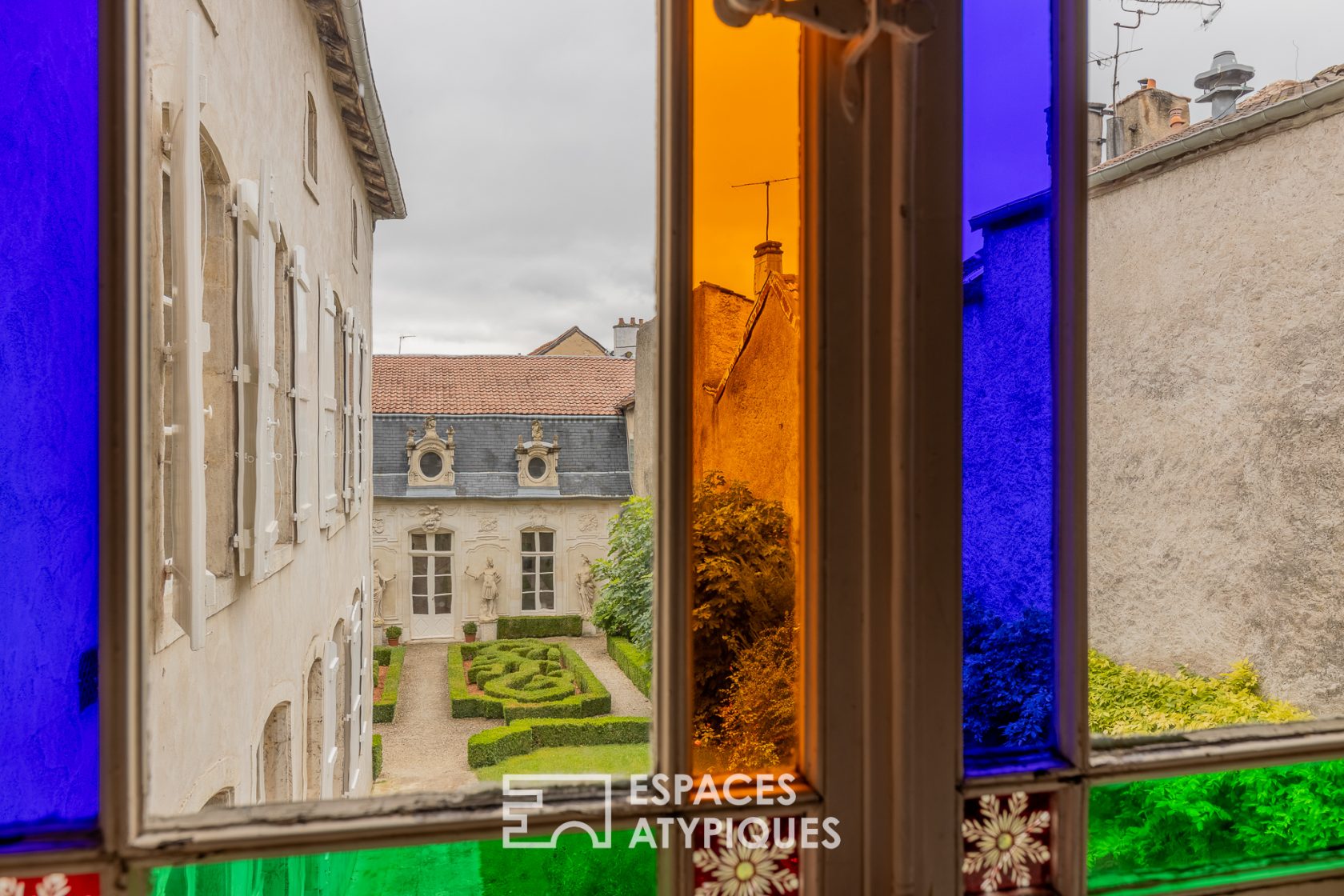 A private mansion in the heart of the Vosges and its French-style garden