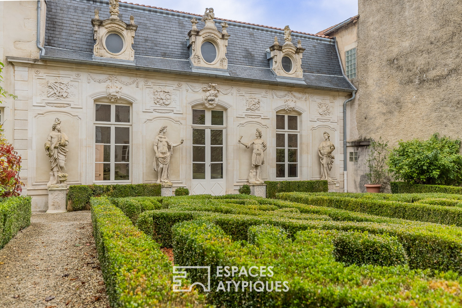 A private mansion in the heart of the Vosges and its French-style garden