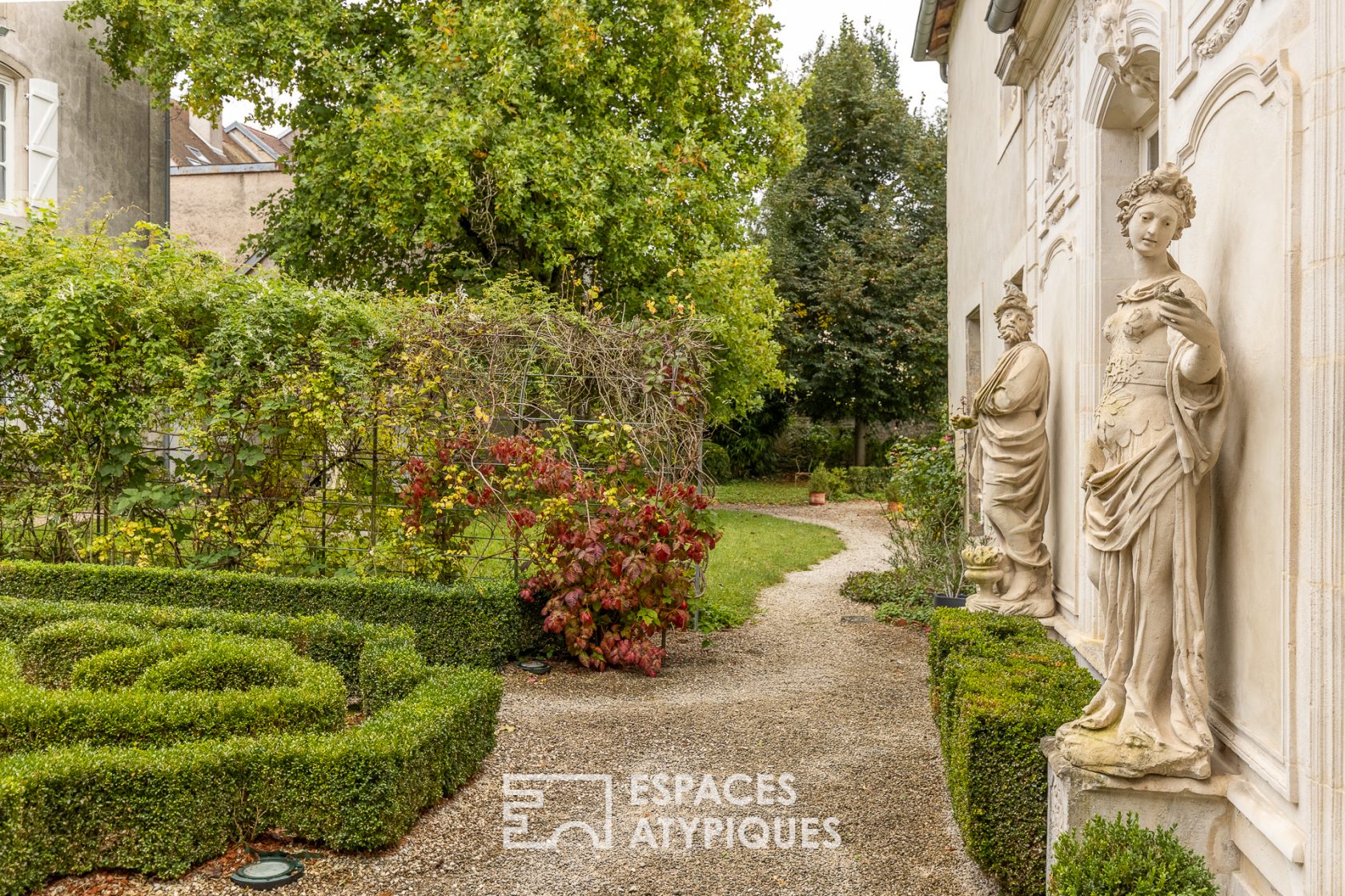 A private mansion in the heart of the Vosges and its French-style garden