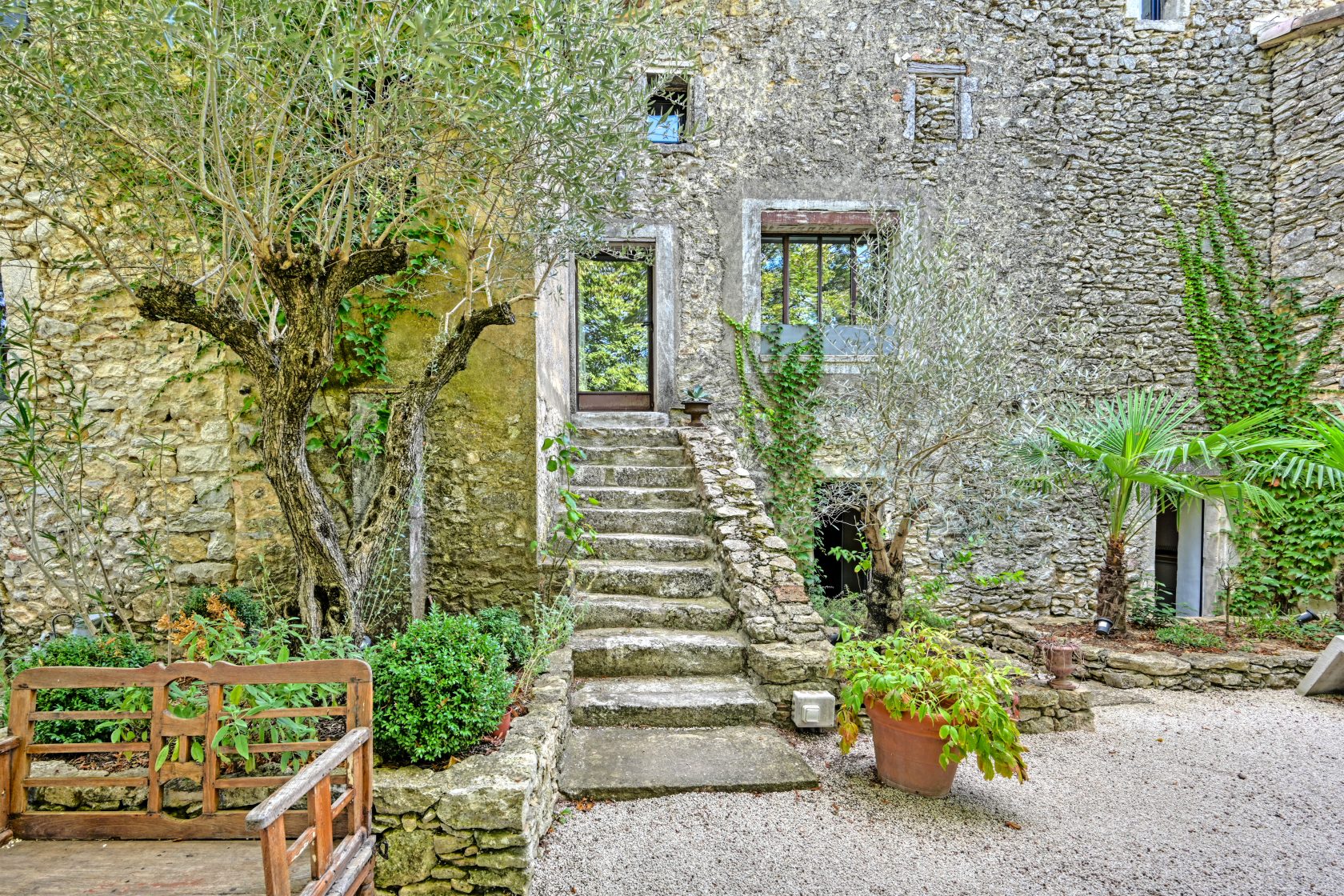 Character village house with swimming pool near Uzès