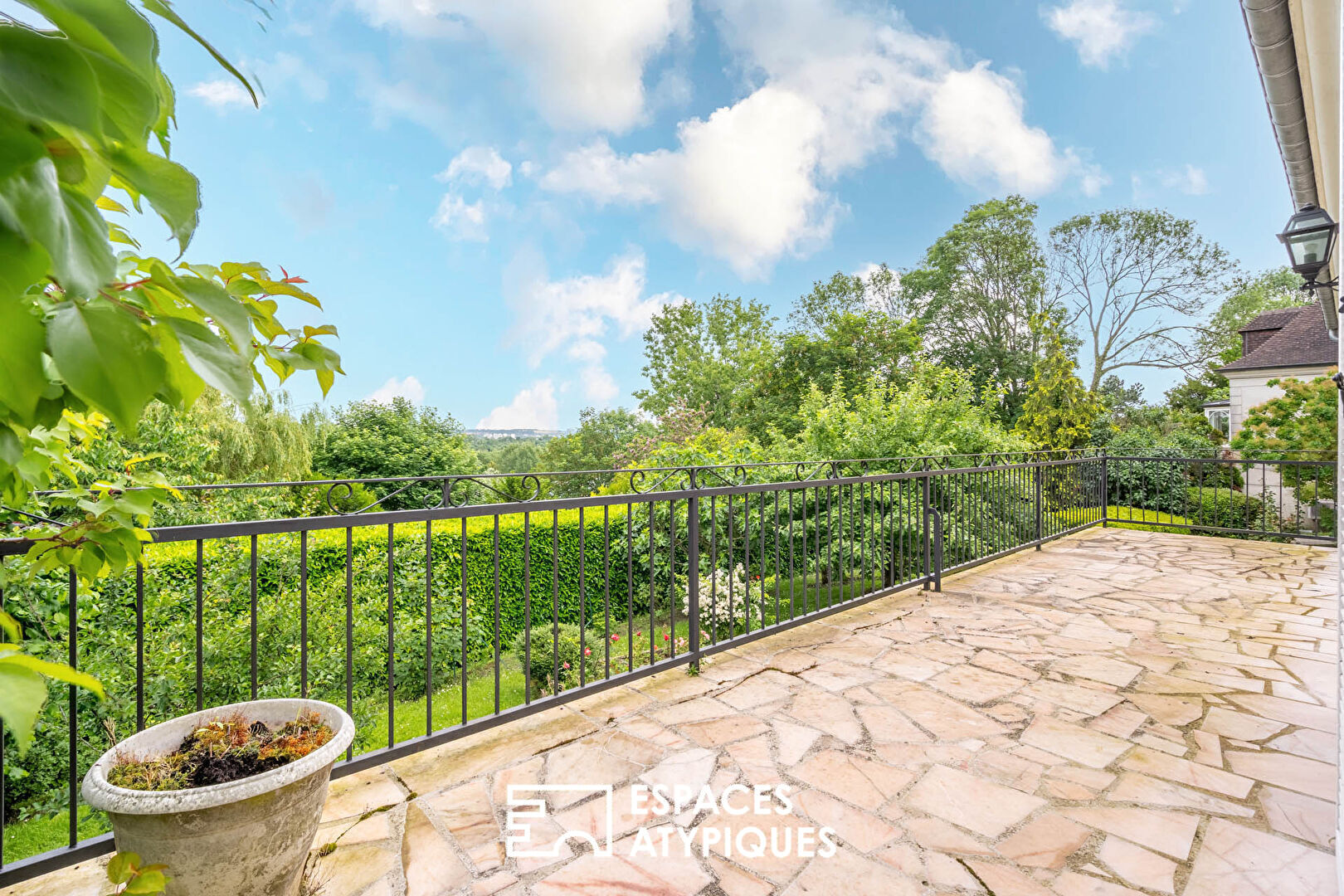 Maison bourgeoise avec jardin paysagé, proche bord de Marne