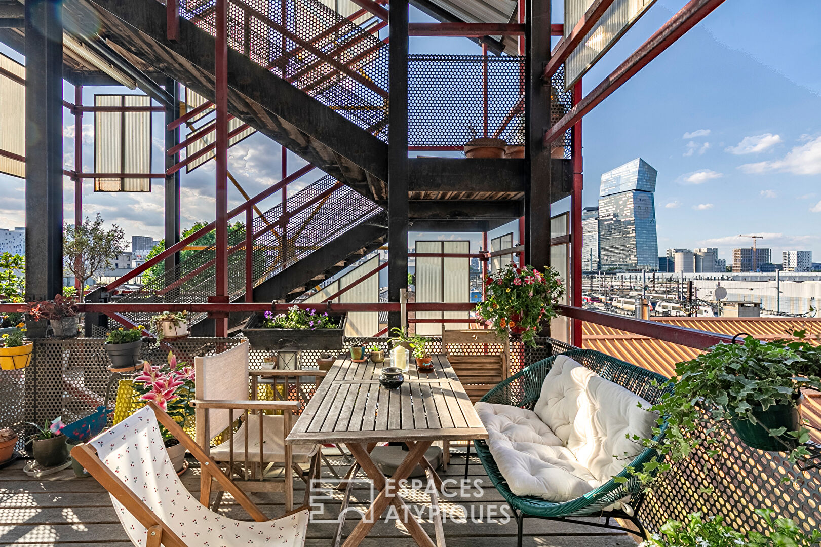 Panoramic and crossing duplex loft at the gates of Paris