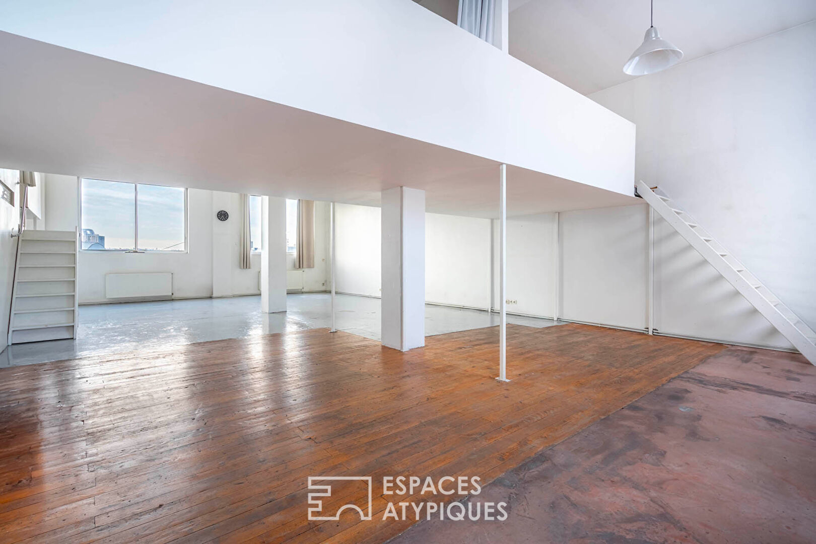 Panoramic and crossing duplex loft at the gates of Paris