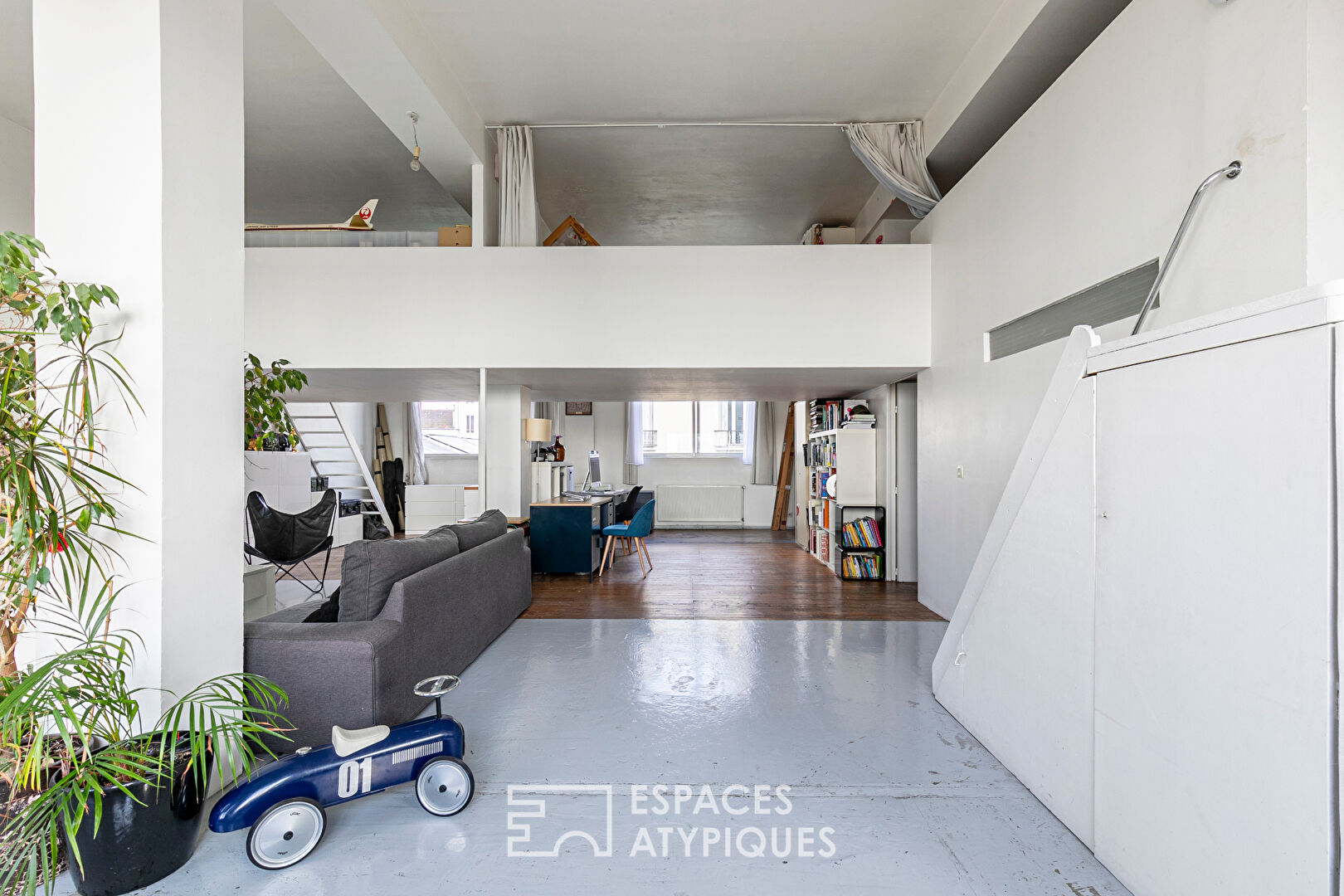 Panoramic and crossing duplex loft at the gates of Paris