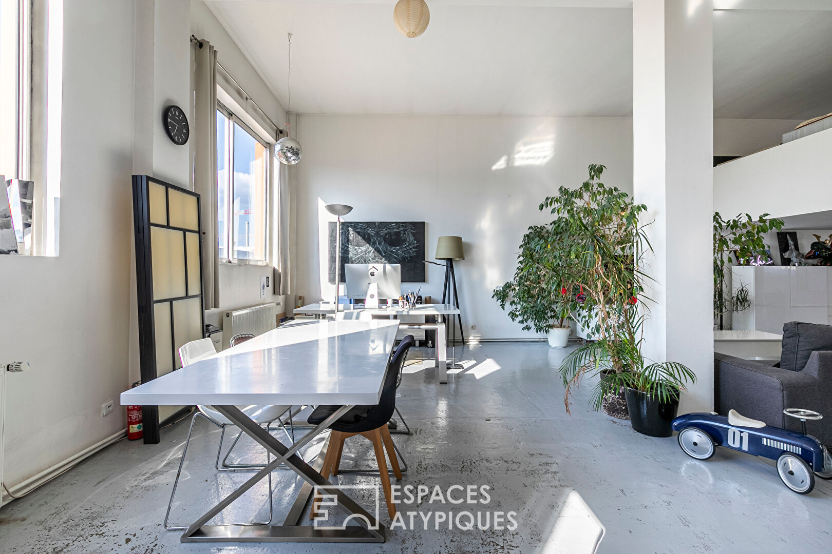 Panoramic and crossing duplex loft at the gates of Paris