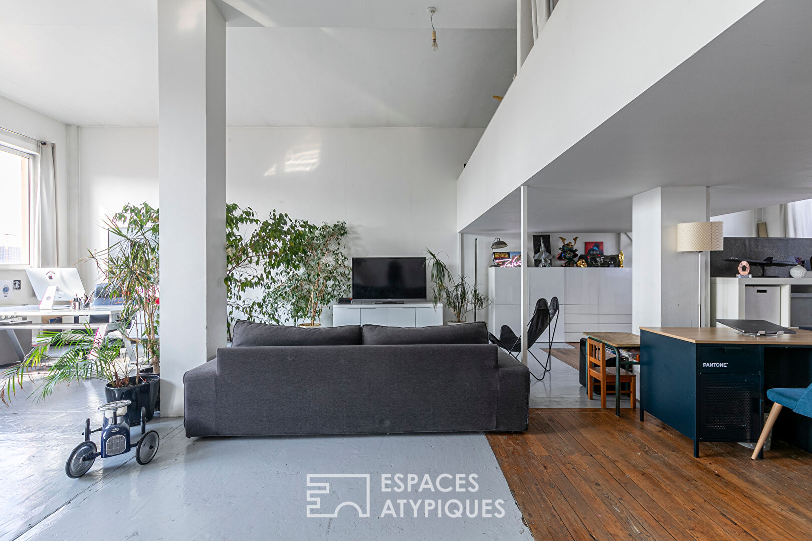 Panoramic and crossing duplex loft at the gates of Paris