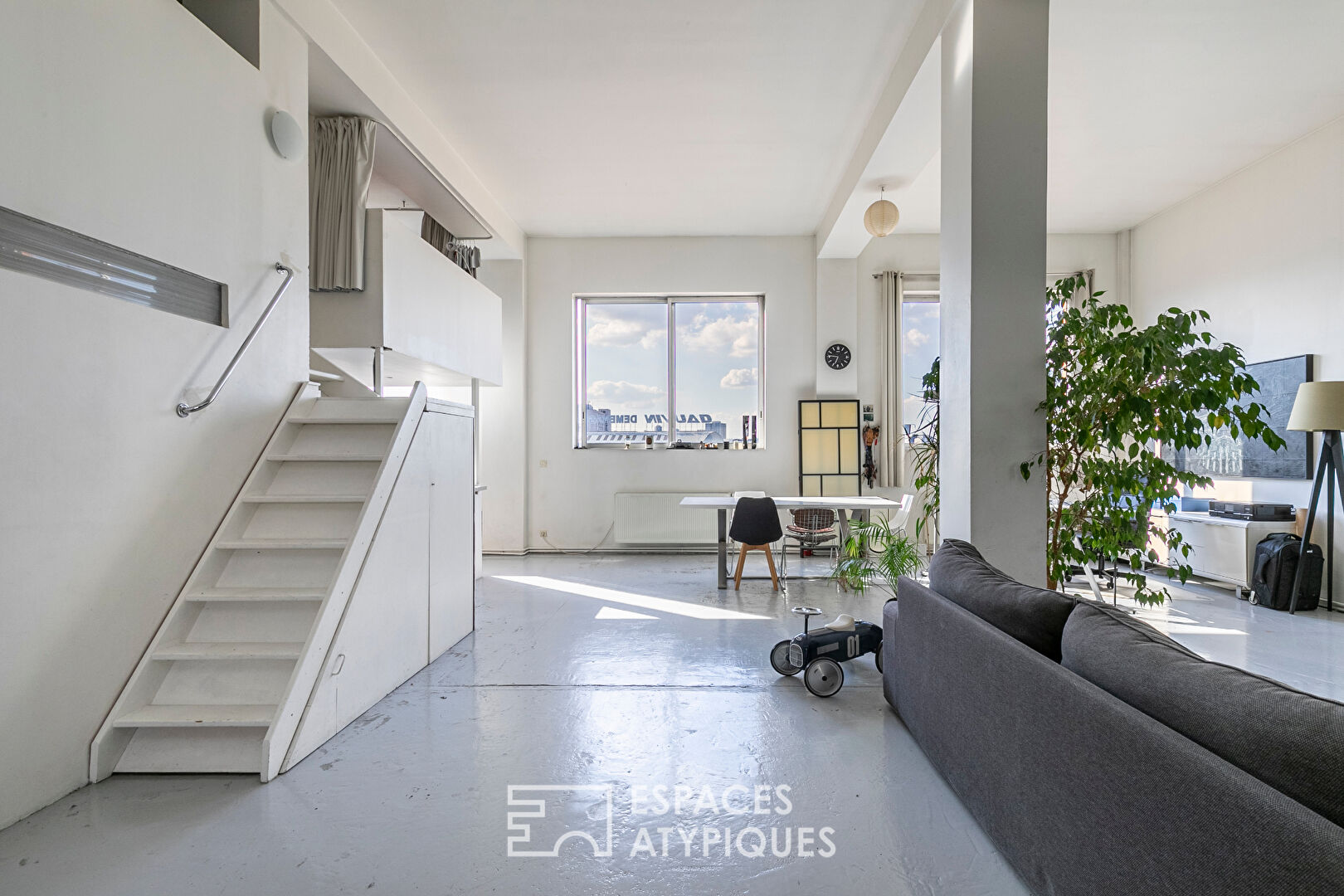 Panoramic and crossing duplex loft at the gates of Paris