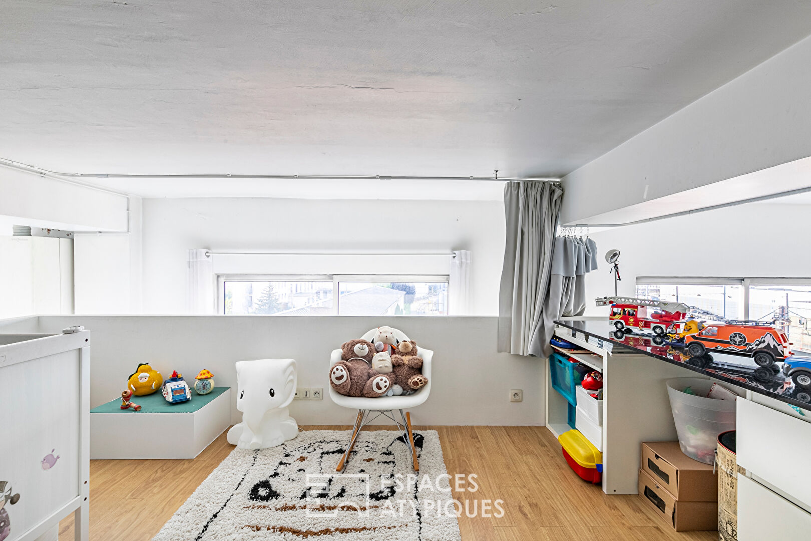 Panoramic and crossing duplex loft at the gates of Paris