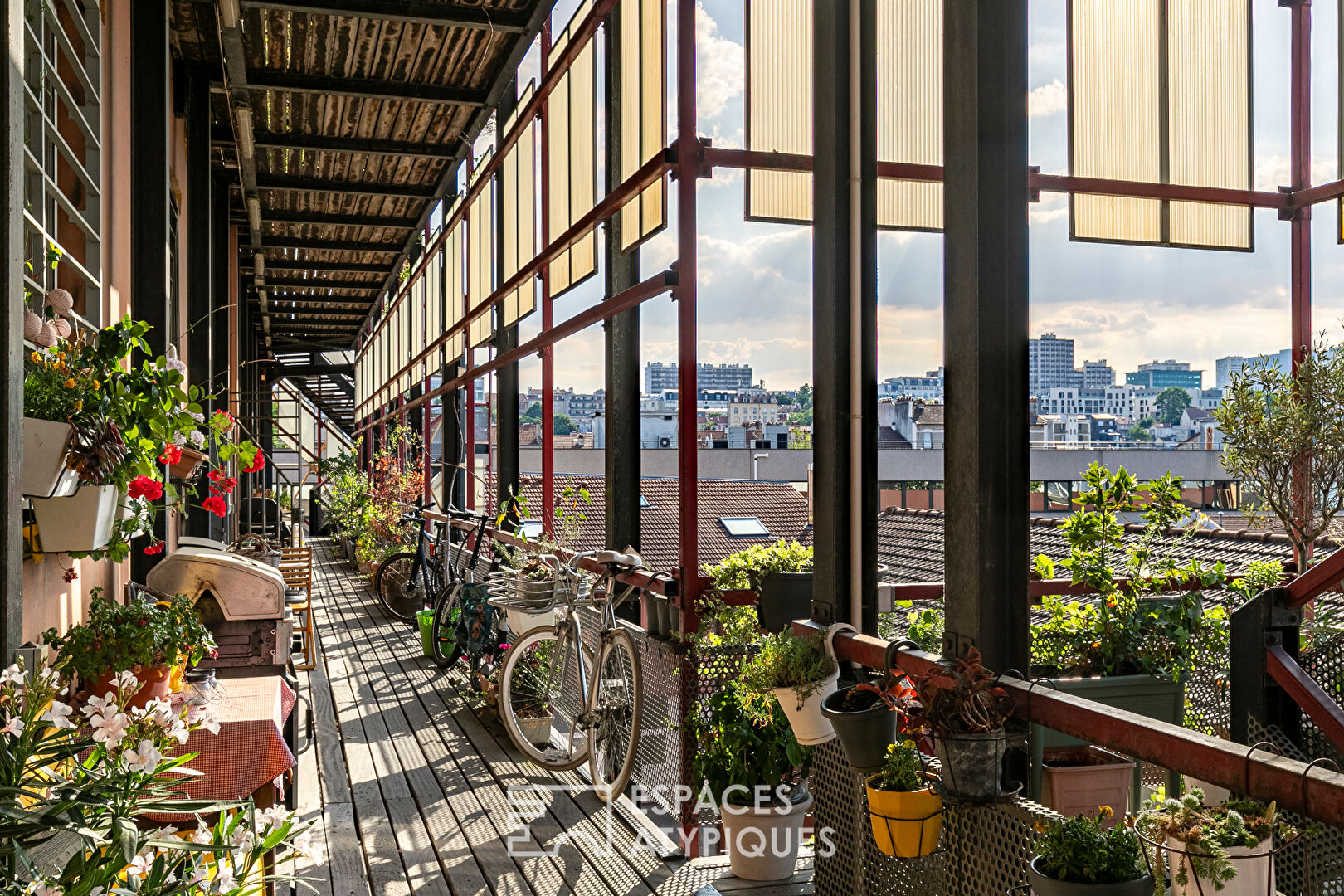 Panoramic and crossing duplex loft at the gates of Paris