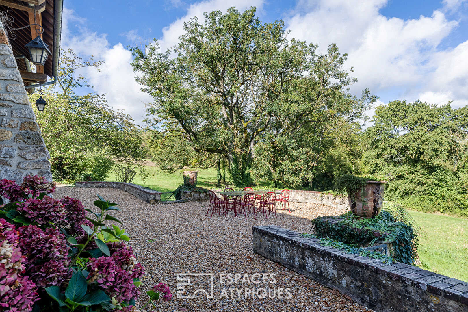 Domaine dans le Vexin avec corps de ferme en pierre rénové et dépendances